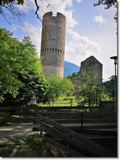 Clicca per scorrere le foto originali ingrandite