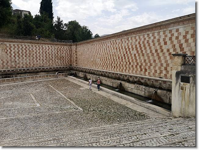 Clicca per scorrere le foto originali ingrandite