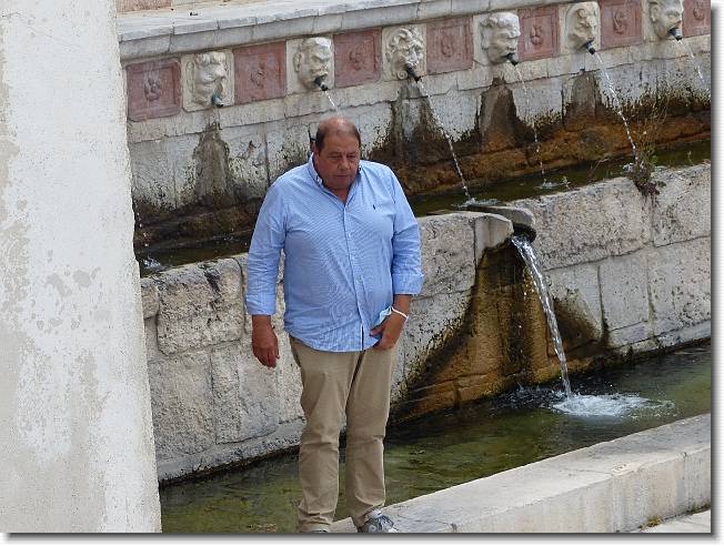 Clicca per scorrere le foto originali ingrandite