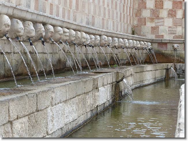 Clicca per scorrere le foto originali ingrandite