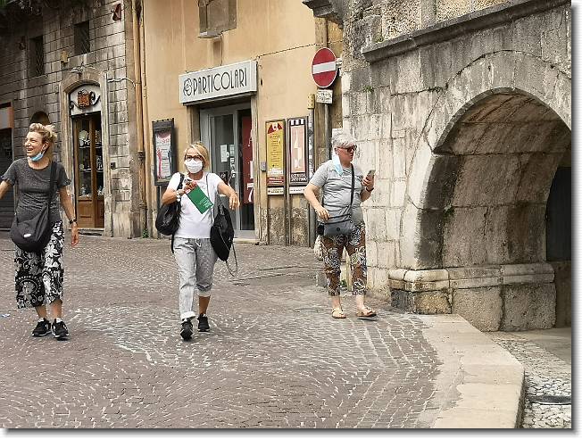 Clicca per scorrere le foto originali ingrandite