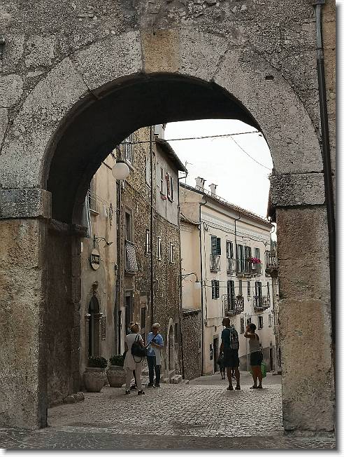 Clicca per scorrere le foto originali ingrandite