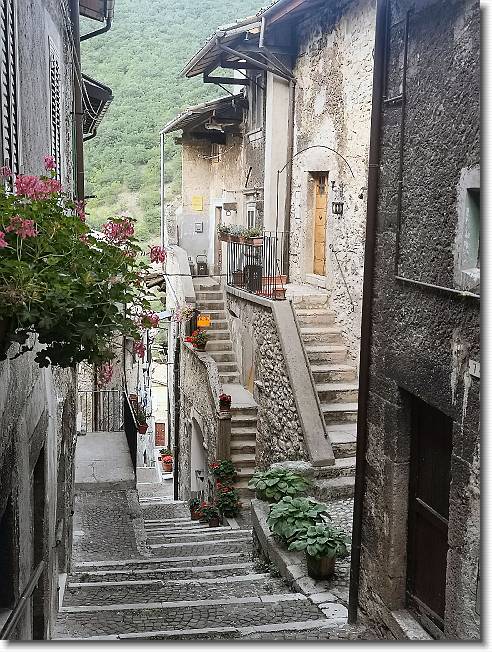 Clicca per scorrere le foto originali ingrandite