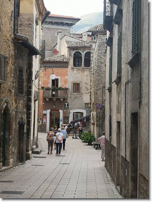 Clicca per scorrere le foto originali ingrandite