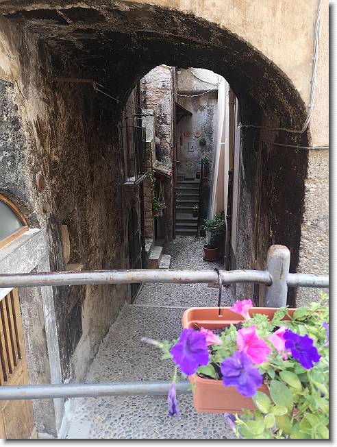 Clicca per scorrere le foto originali ingrandite