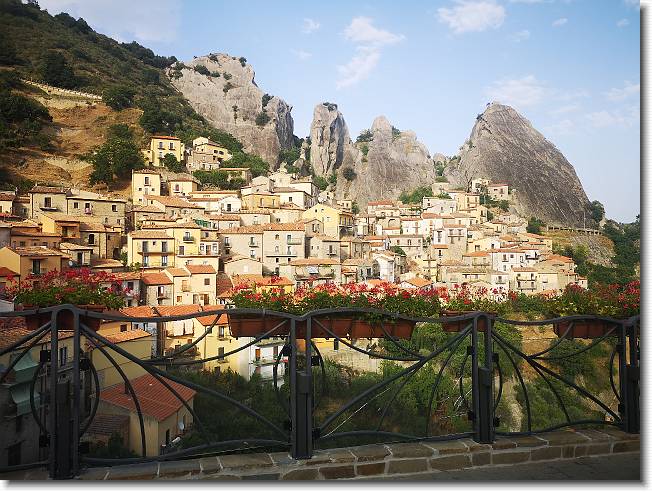 Clicca per scorrere le foto originali ingrandite