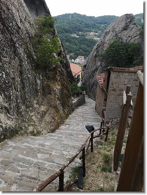 Clicca per scorrere le foto originali ingrandite