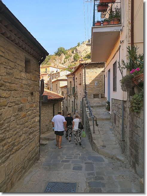 Clicca per scorrere le foto originali ingrandite