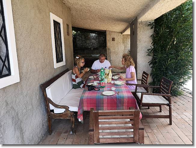 Clicca per scorrere le foto originali ingrandite