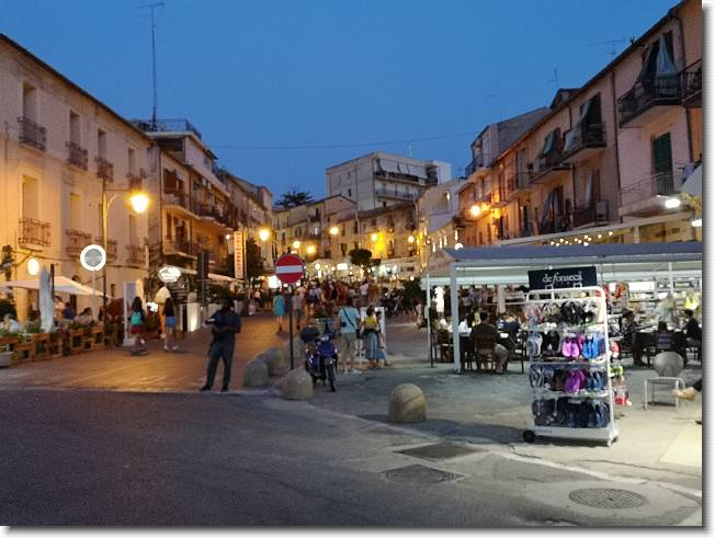 Clicca per scorrere le foto originali ingrandite