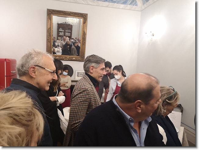 Clicca per scorrere le foto originali ingrandite