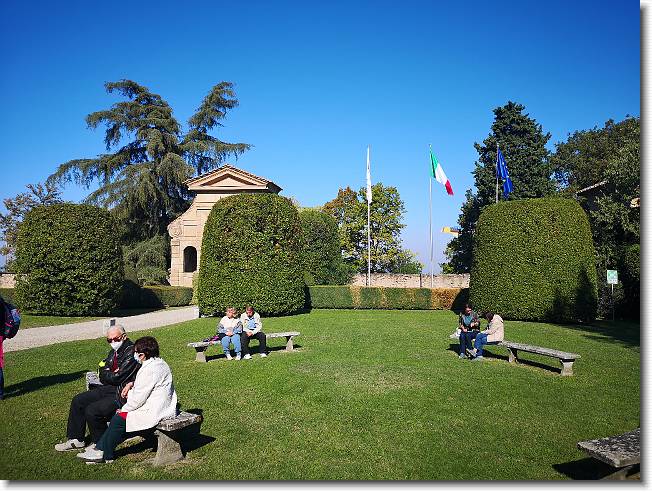 Clicca per scorrere le foto originali ingrandite
