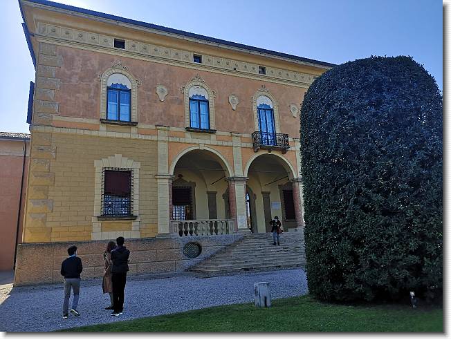 Clicca per scorrere le foto originali ingrandite