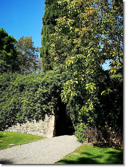Clicca per scorrere le foto originali ingrandite