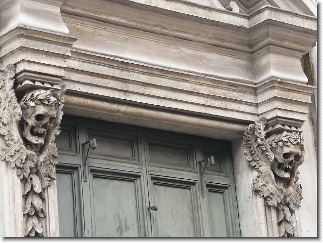 Clicca per scorrere le foto originali ingrandite