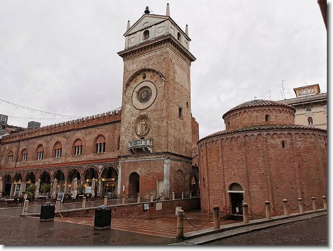 Clicca per scorrere le foto originali ingrandite