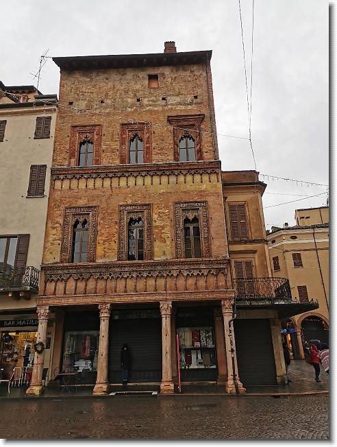 Clicca per scorrere le foto originali ingrandite