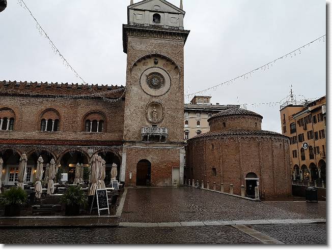 Clicca per scorrere le foto originali ingrandite