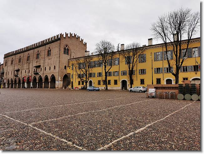 Clicca per scorrere le foto originali ingrandite