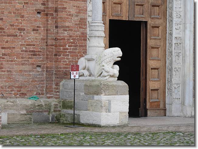 Clicca per scorrere le foto originali ingrandite