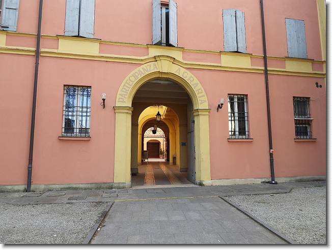Clicca per scorrere le foto originali ingrandite