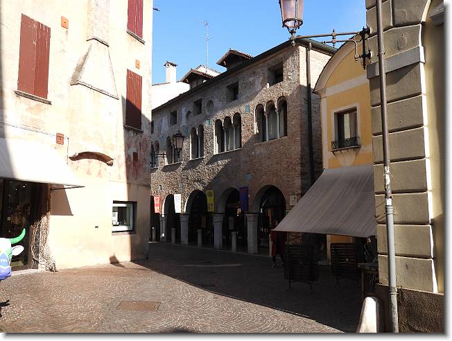 Clicca per scorrere le foto originali ingrandite