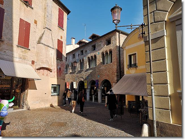 Clicca per scorrere le foto originali ingrandite