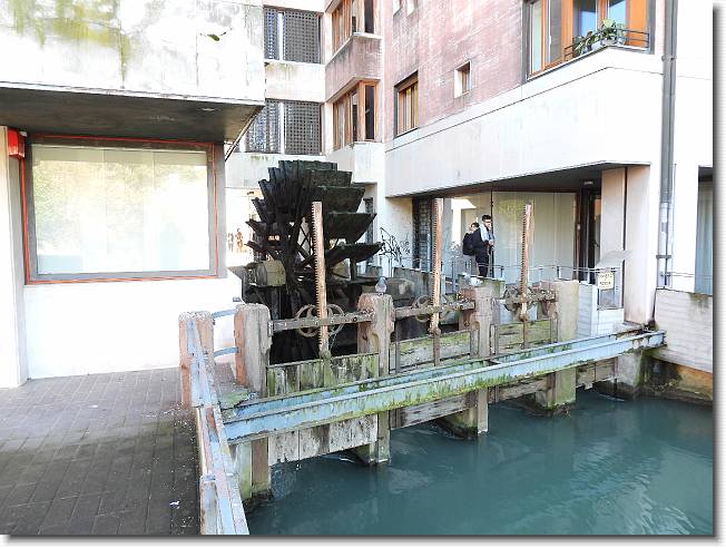 Clicca per scorrere le foto originali ingrandite