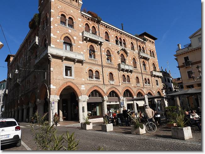 Clicca per scorrere le foto originali ingrandite