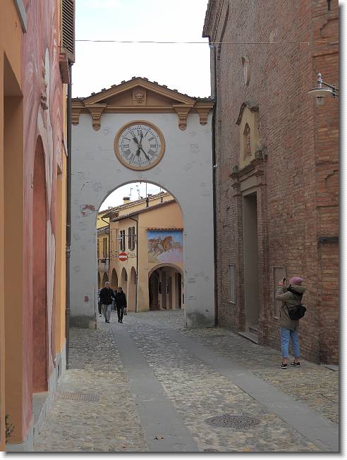 Clicca per scorrere le foto originali ingrandite