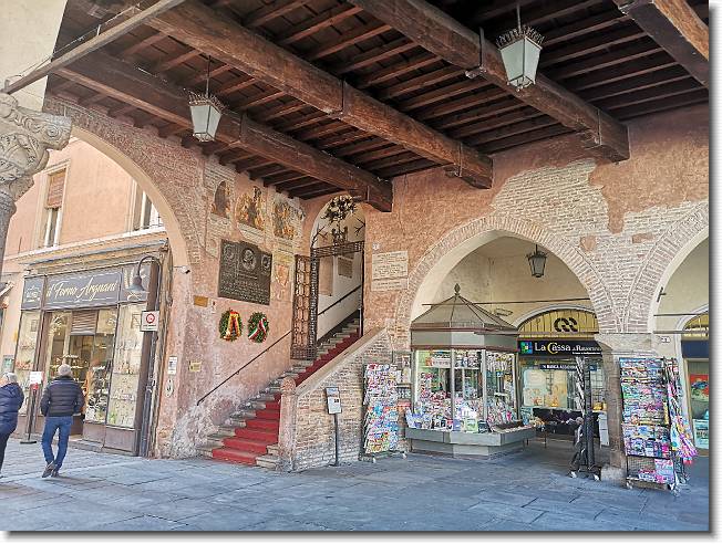 Clicca per scorrere le foto originali ingrandite