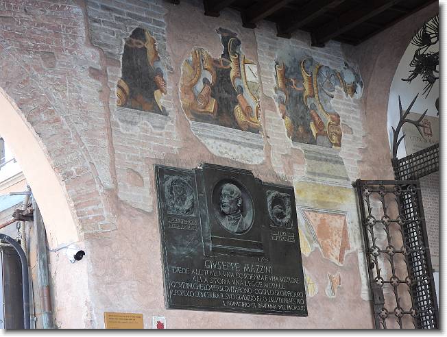 Clicca per scorrere le foto originali ingrandite