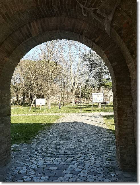 Clicca per scorrere le foto originali ingrandite