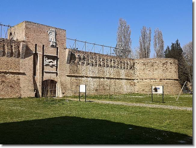 Clicca per scorrere le foto originali ingrandite