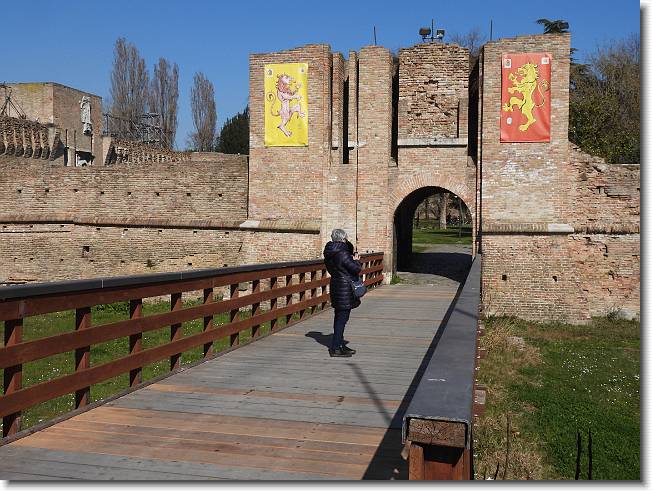Clicca per scorrere le foto originali ingrandite