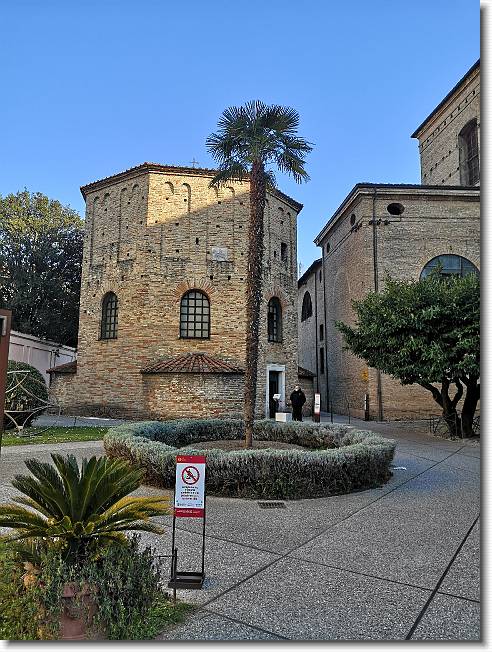 Clicca per scorrere le foto originali ingrandite
