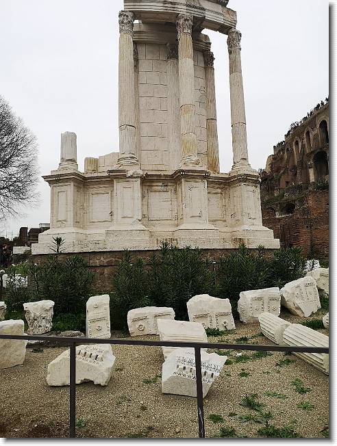 Clicca per scorrere le foto originali ingrandite