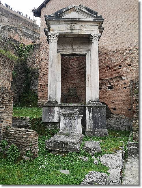 Clicca per scorrere le foto originali ingrandite
