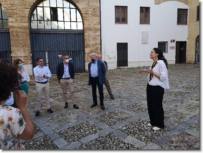 Clicca per scorrere le foto originali ingrandite