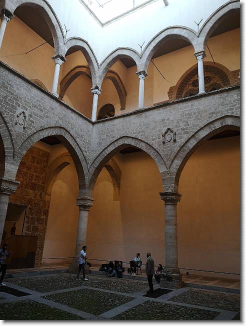 Clicca per scorrere le foto originali ingrandite