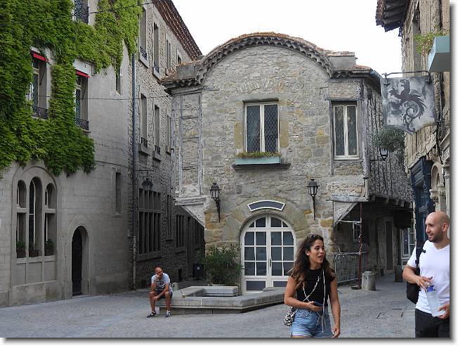 Clicca per scorrere le foto originali ingrandite