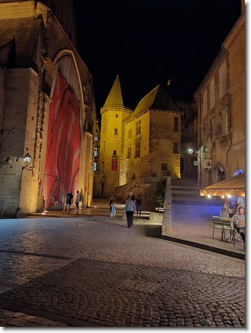 Clicca per scorrere le foto originali ingrandite