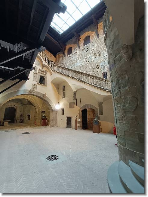 Clicca per scorrere le foto originali ingrandite