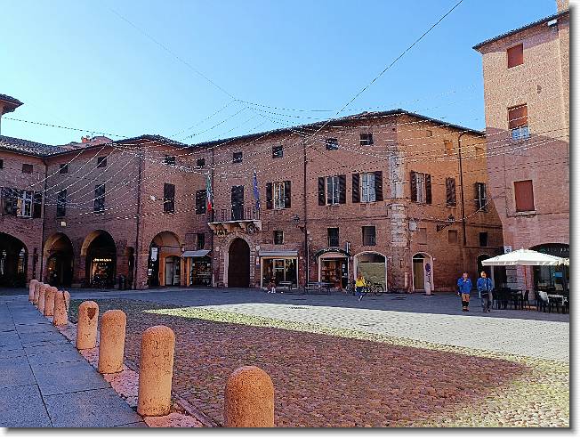 Clicca per scorrere le foto originali ingrandite
