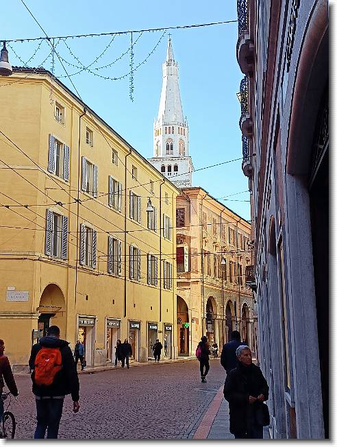 Clicca per scorrere le foto originali ingrandite