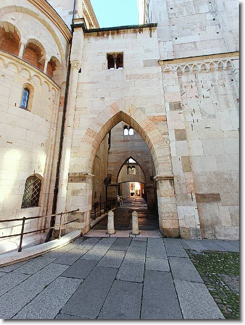 Clicca per scorrere le foto originali ingrandite