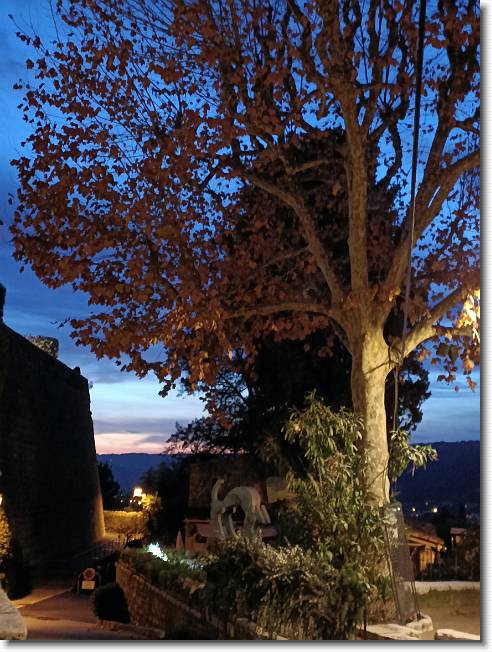 Clicca per scorrere le foto originali ingrandite