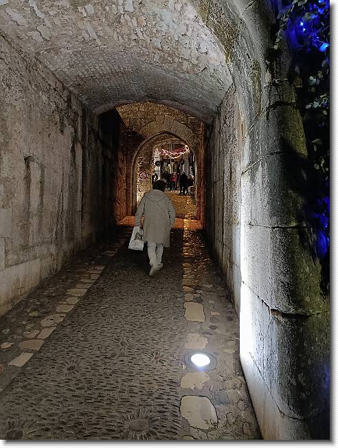 Clicca per scorrere le foto originali ingrandite