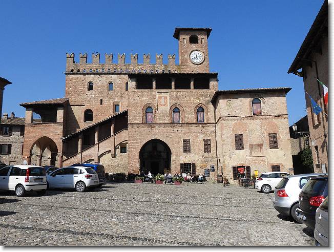 Clicca per scorrere le foto originali ingrandite