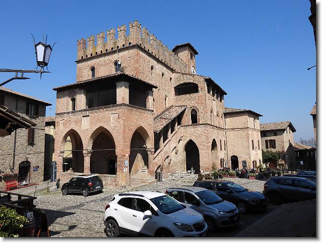 Clicca per scorrere le foto originali ingrandite